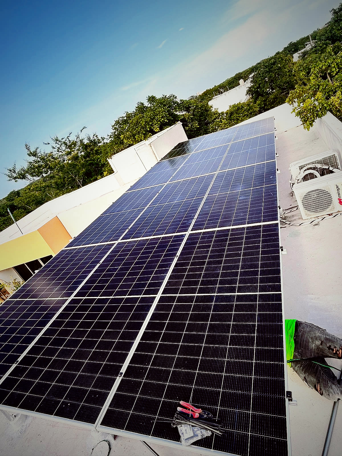 Instalación de paneles solares en azotea, Mérida