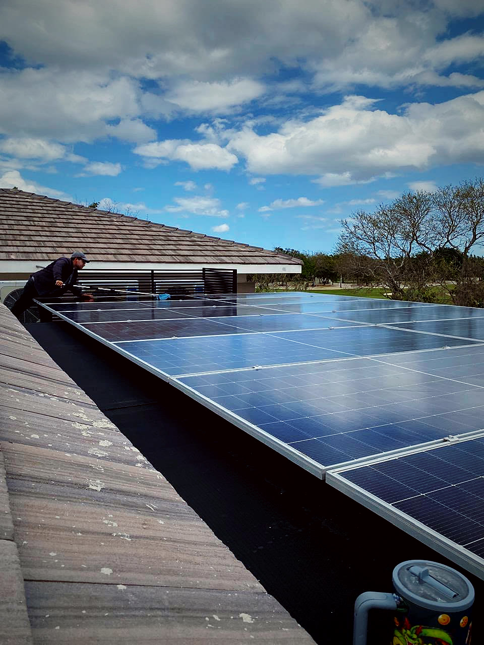 Arreglo de paneles solares sobre techo en Mérida