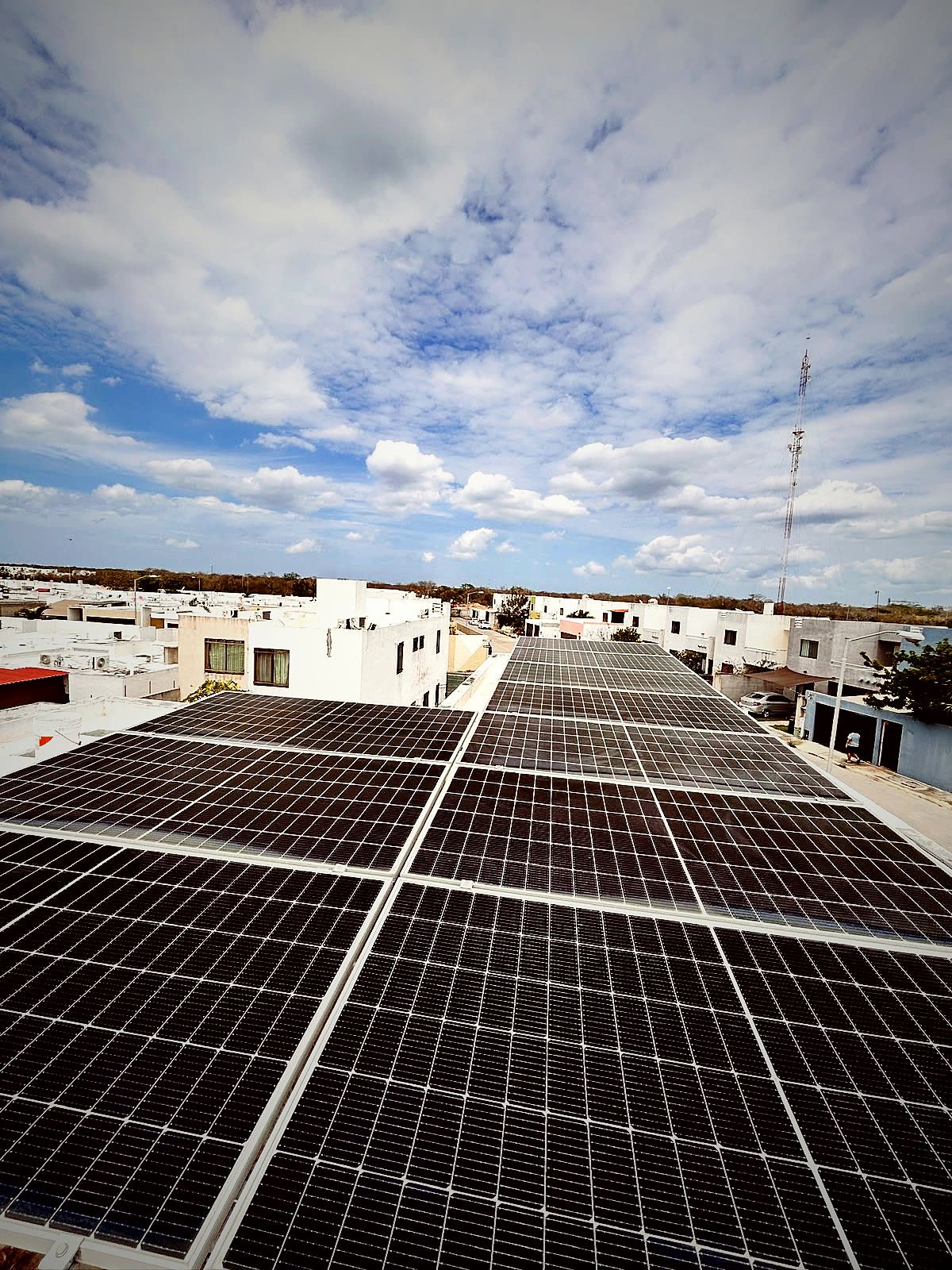 Sistema fotovoltaico instalado en azotea, Mérida