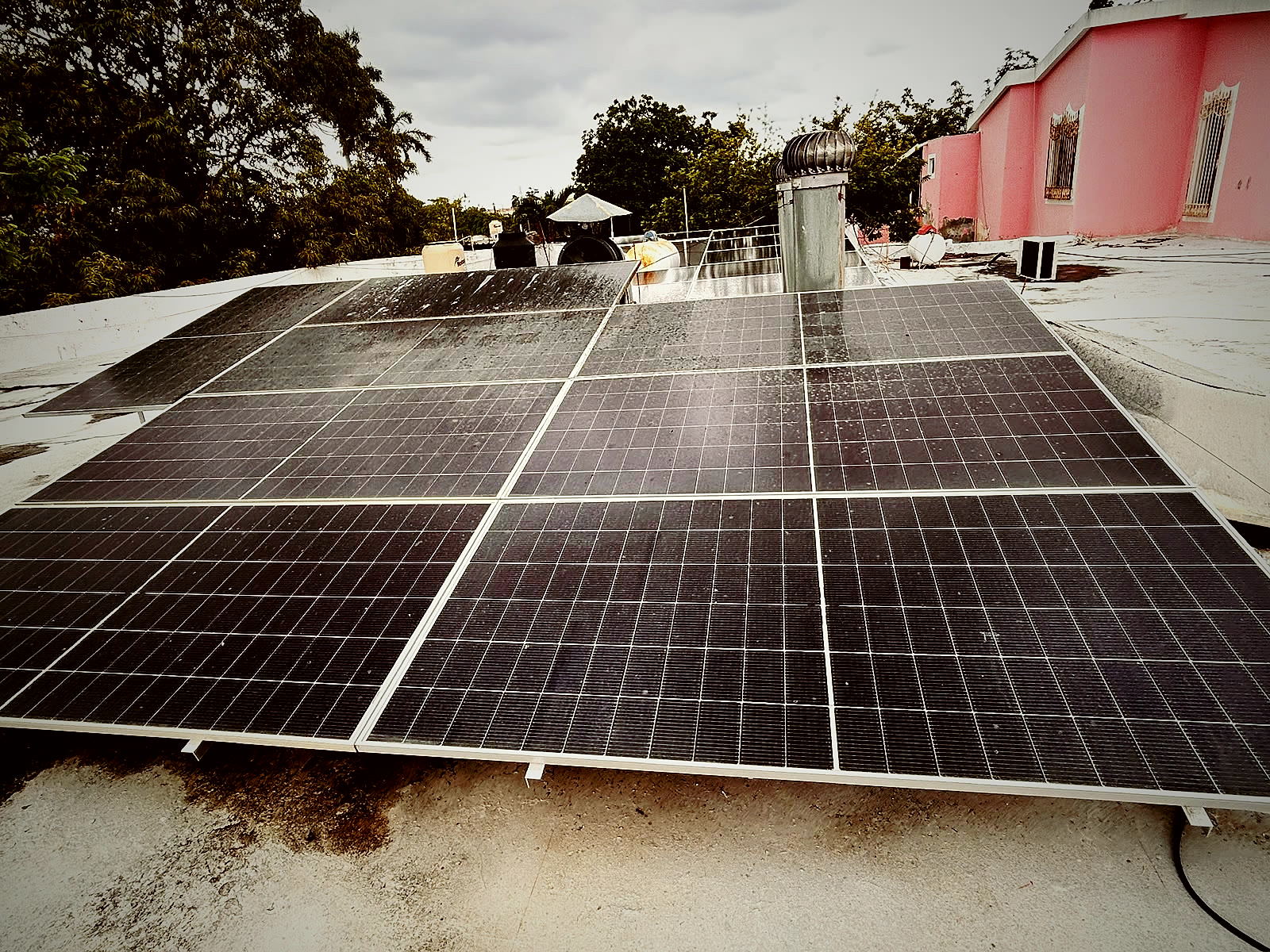 Paneles solares alineados sobre estructura en azotea