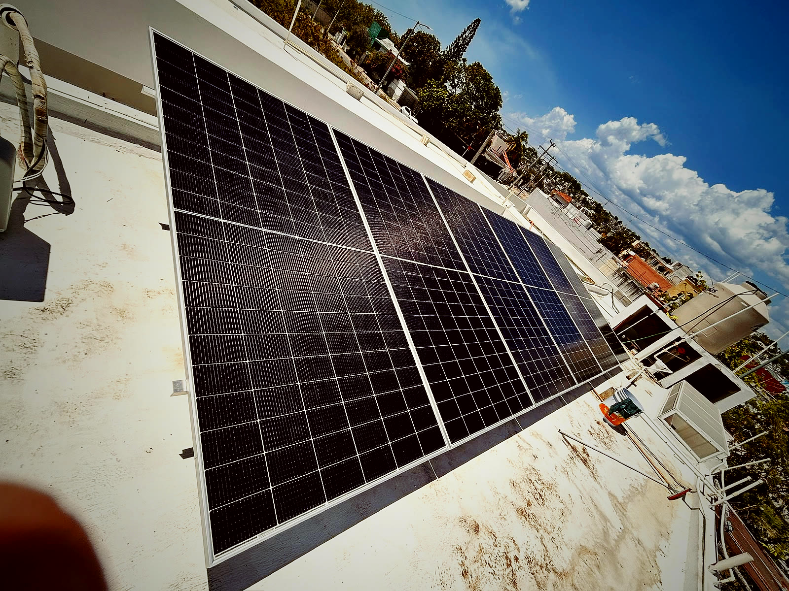 Módulos solares instalados sobre techo, Mérida