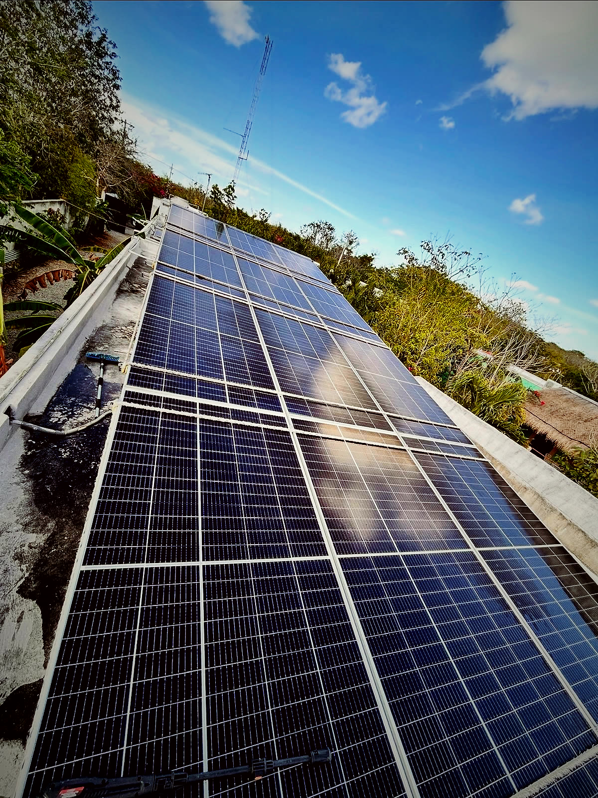Instalación de paneles solares en azotea de Mérida