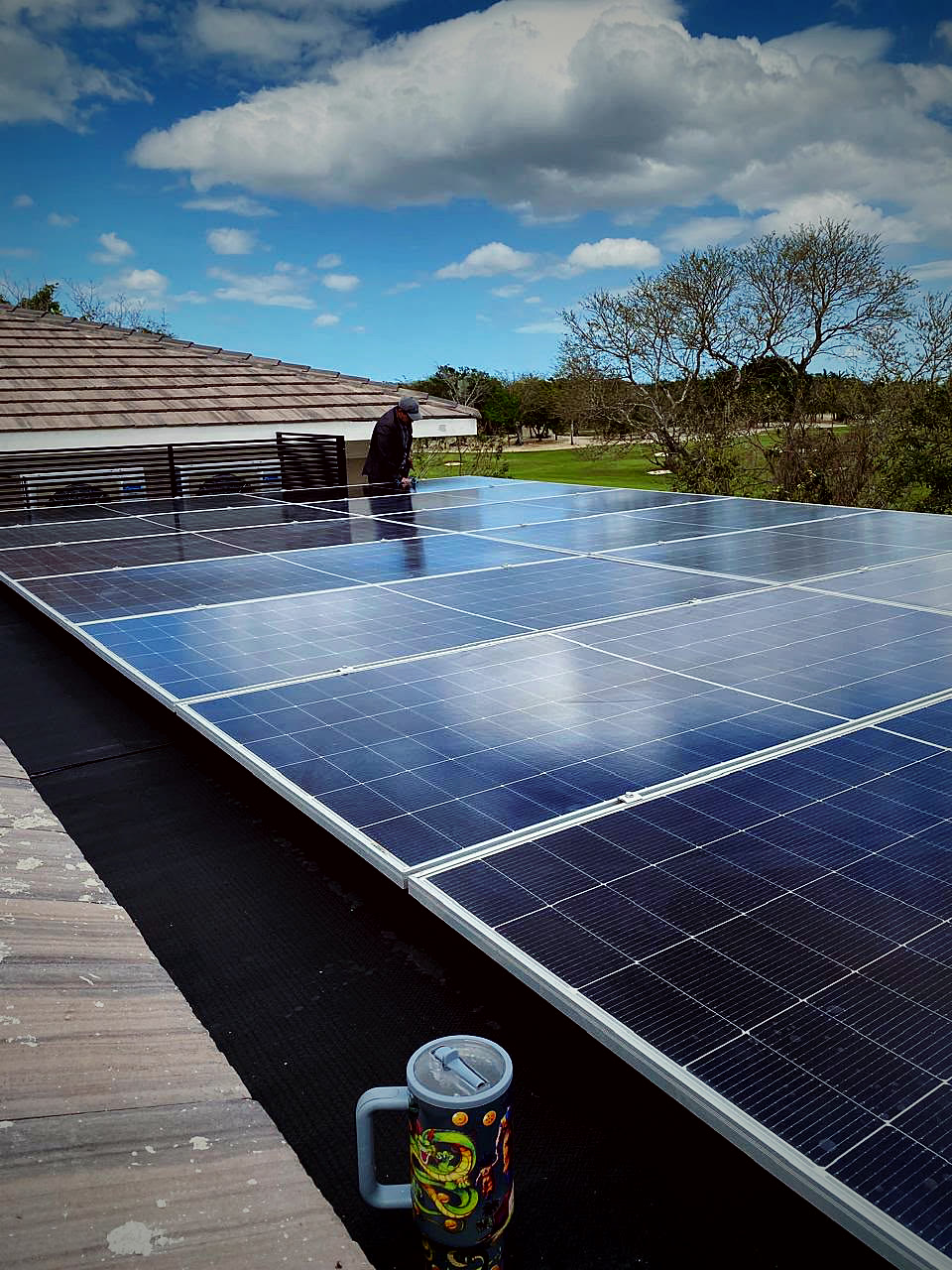 Detalle de un arreglo fotovoltaico sobre techo