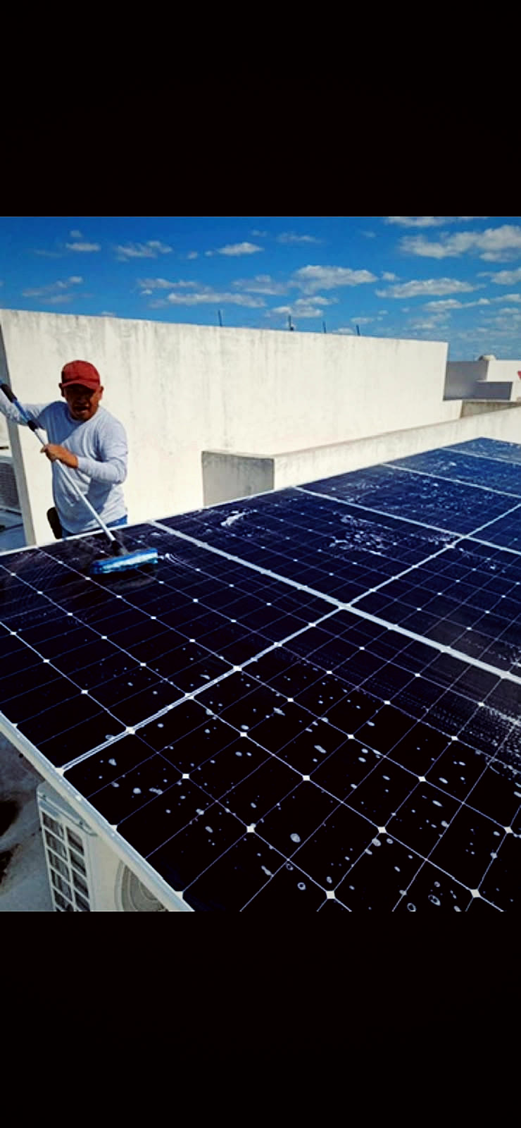 Instalación de paneles solares por el equipo de SEI