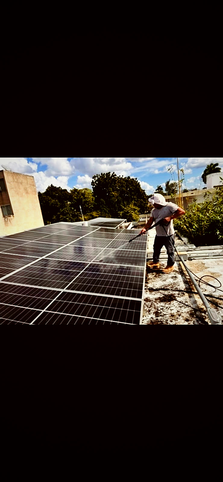 Técnicos de SEI montando paneles solares en un techo